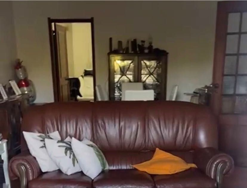 Sofá em pele 3 lugares com cama de casal