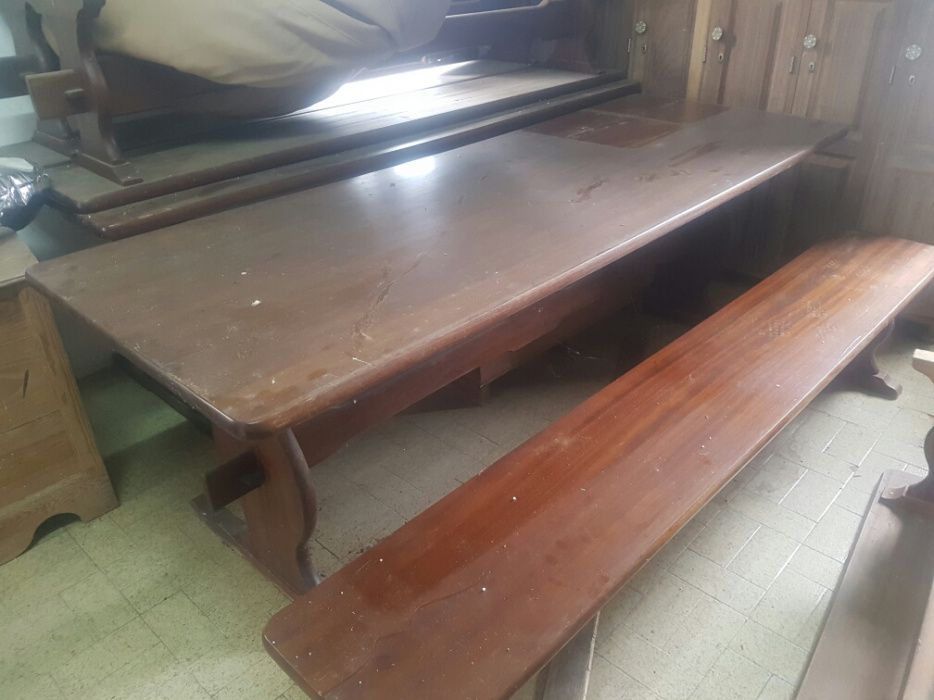 Mesa comprida e bancos em mogno