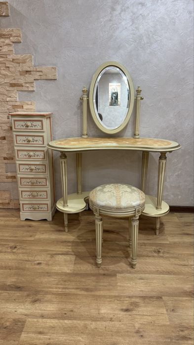 Туалетний столик