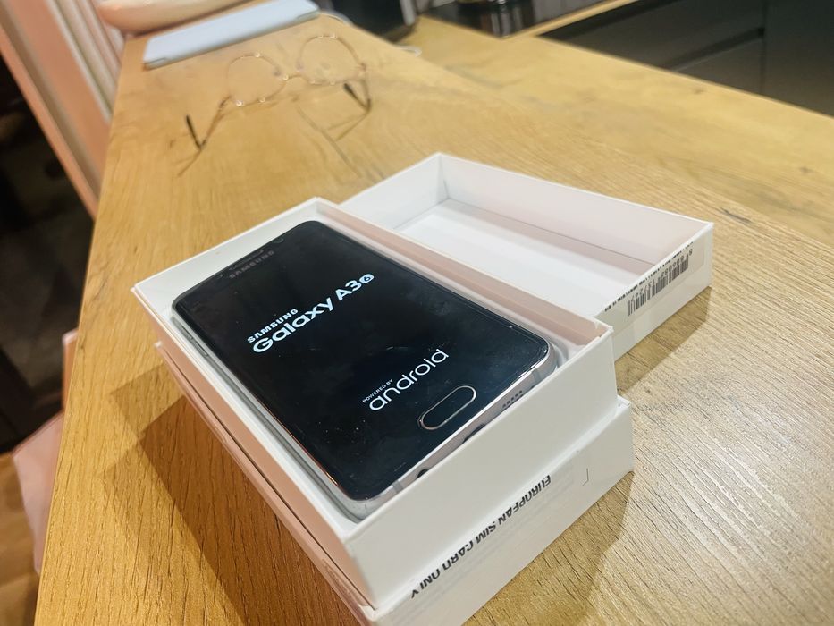 W pelni sprawny telefon Samsung A3 Super Amoled