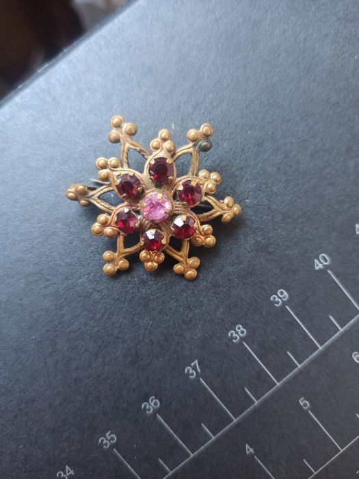 Брошь бронзовая с камнями