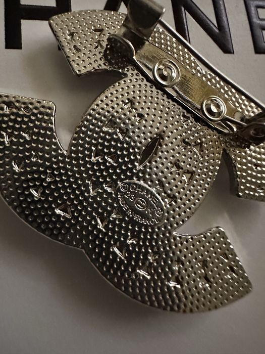 Broszka CC srebrna z perełkami