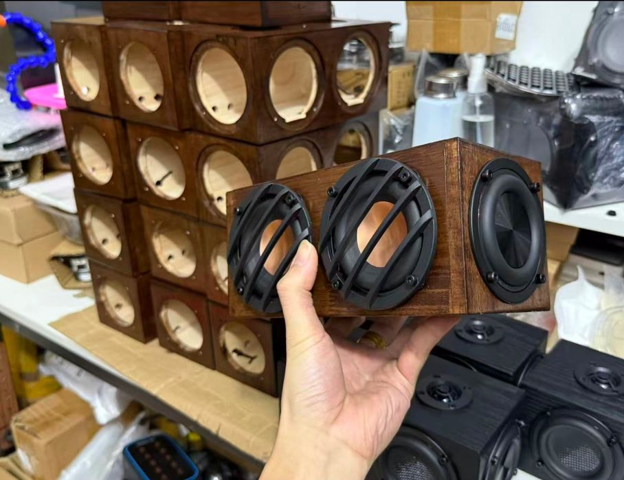 Найпотужніша блутуз колонка за розмірами динаміки devialet розміри JBL charge  soundcore