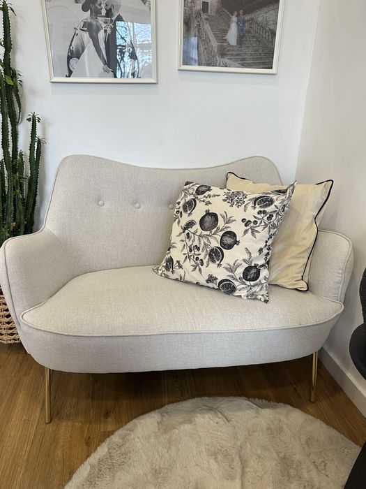 Sofá cinza com pés dourados