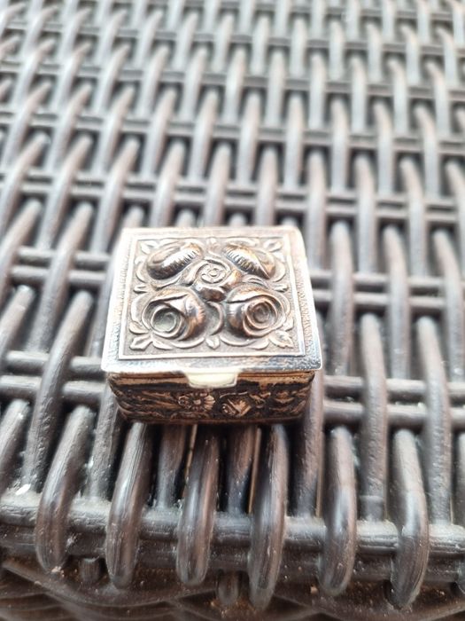 Vintage caixa de metal pastilhas
