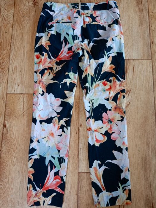 Spodnie do kostek czarne w duże kwiaty lilie cygaretki Zara Basic