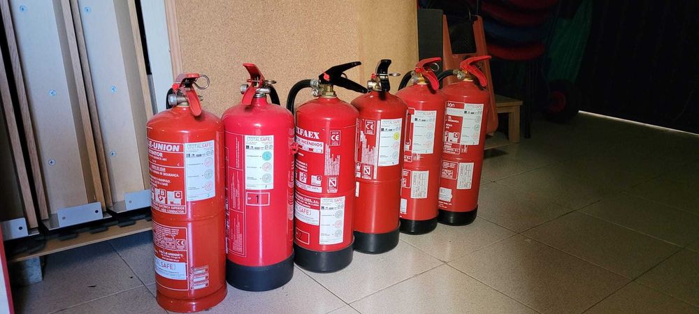 Extintores e suporte de pé para  extintores