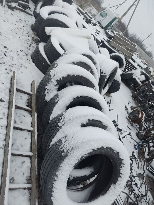 Безкоштовно віддам шини до вантажних авто