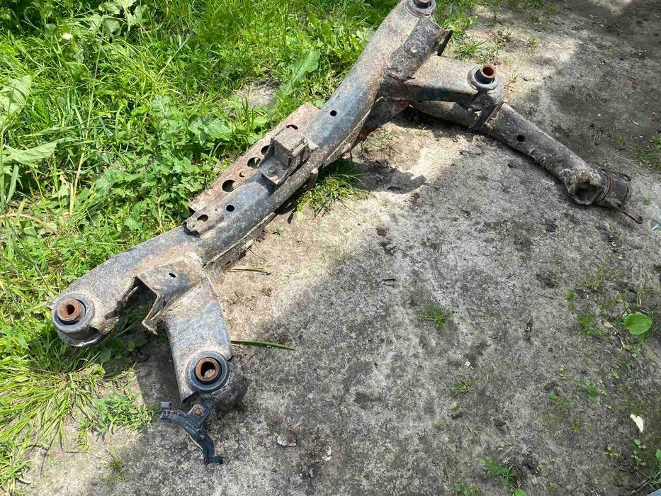 Задня балка задній підрамник Тойота Авенсіс т25