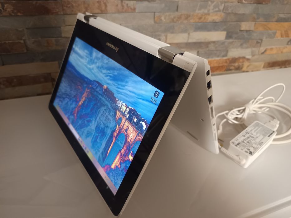 Portátil  Lenovo YOGA com ecrã tátil