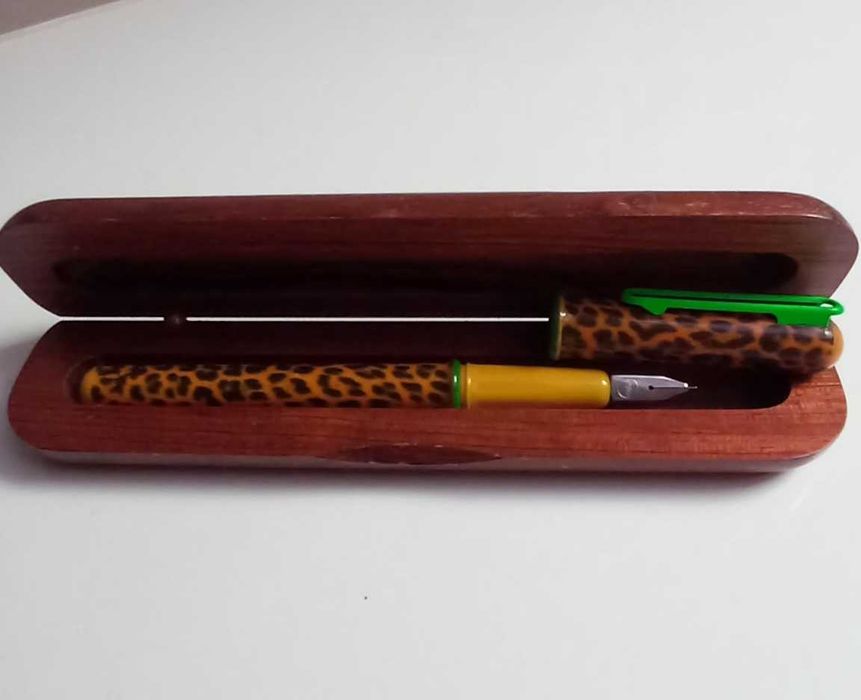 Canetas de aparo e esferográficas