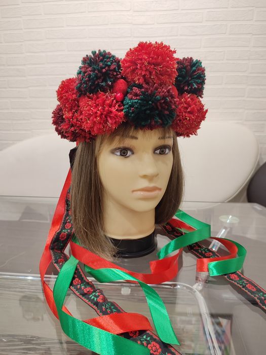 Великий вінок ручної роботи з помпонами, червоний ободок в етно стилі