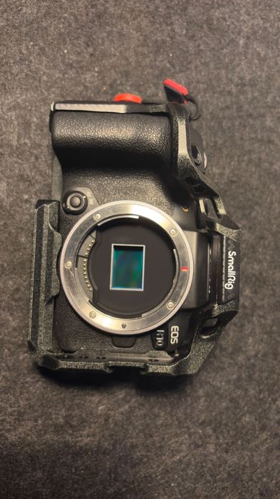 Canon R10 + Kit lente, cage, baterias