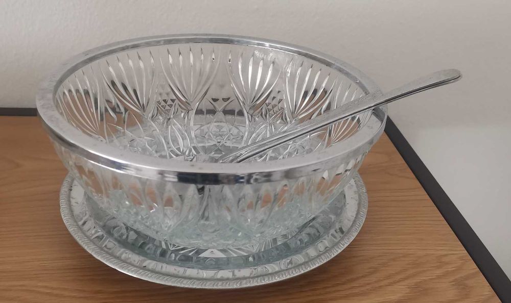 Taça de cristal lapidado com aro metálico, prato e talheres – vintage
