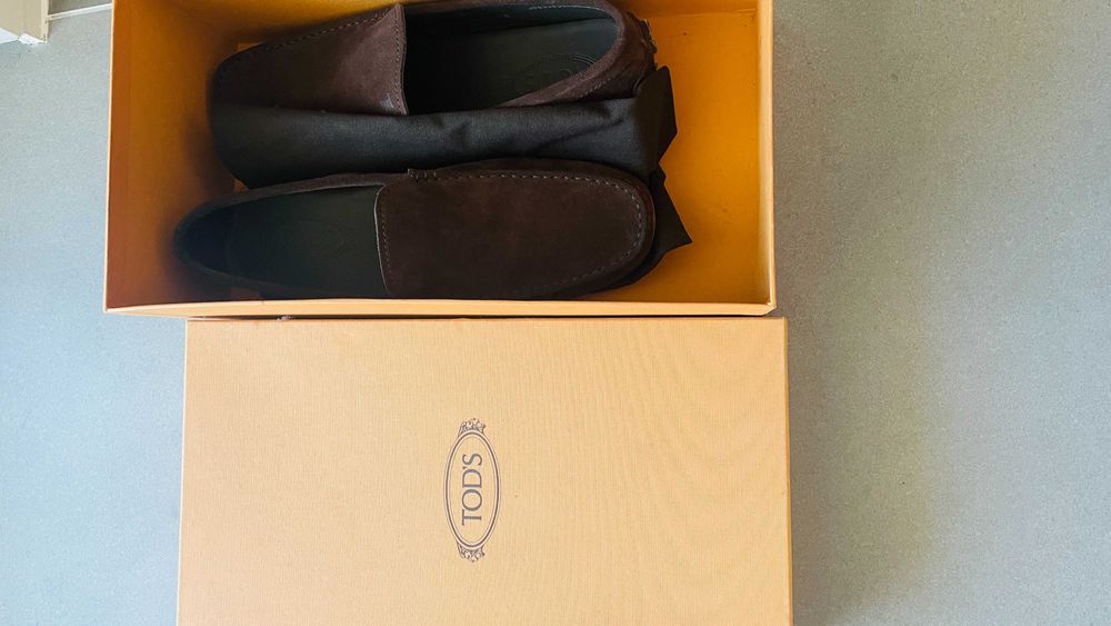 Sapatos de camurça Tod's, novos, sem uso e na caixa original.