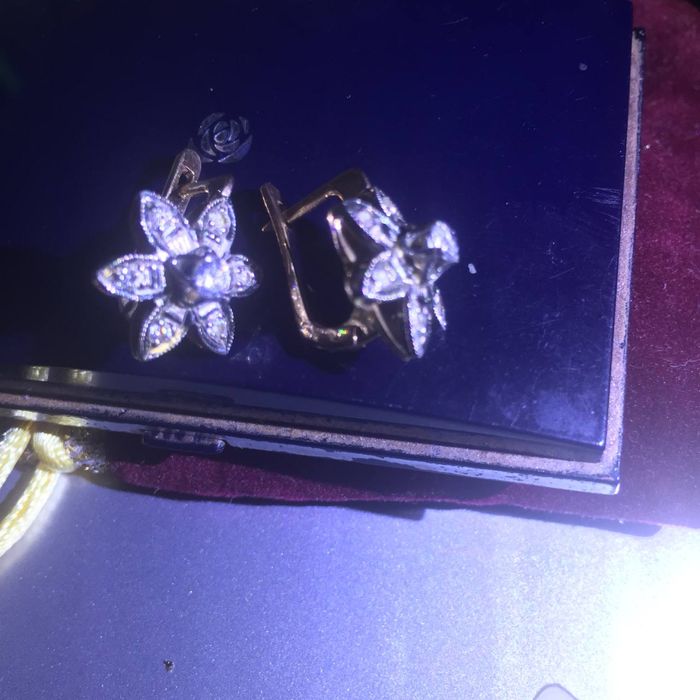 Продам золотые серьги