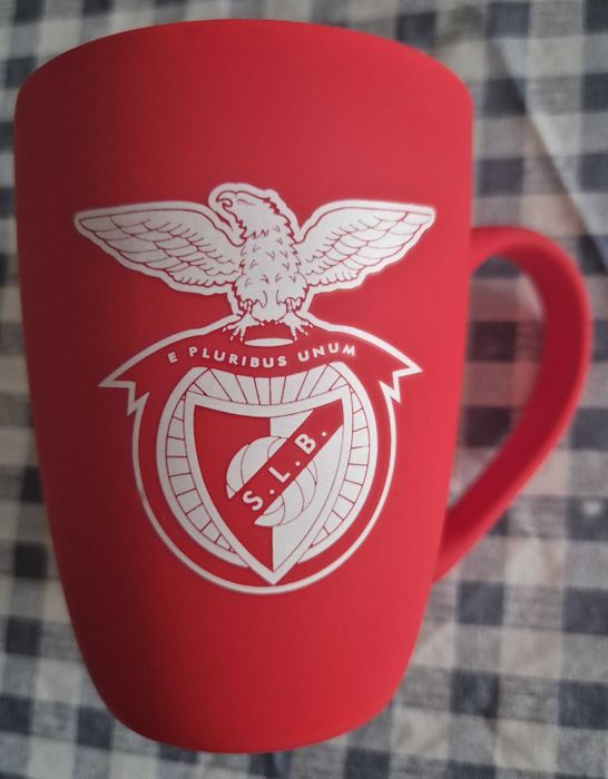 Caneca vermelha do Sport Lisboa e Benfica