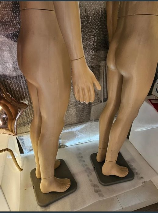 2 Manequins Masculinos de Corpo Inteiro 1.85m – Estilo Moderno / Loja