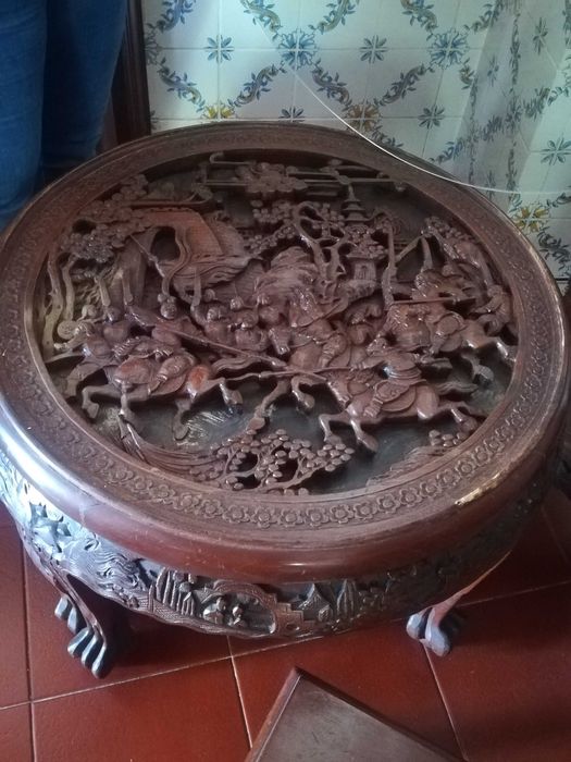 Mesa de sala com 4 bancos madeira trabalhada