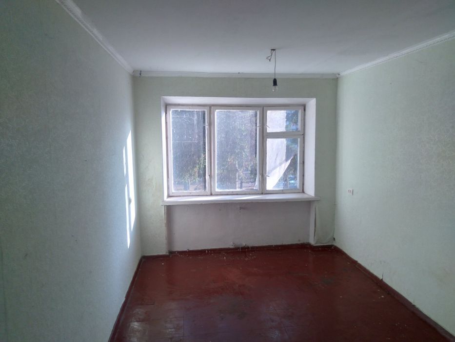 Продам кімнату у гуртожитку у смт. Іршанськ (комната в общежитии)