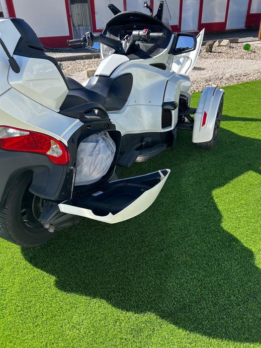 À VENDA – Potência, Estilo e Exclusividade sobre 3 Rodas!