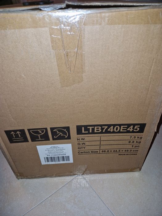Caixote do lixo com pedal e com vários compartimentos para reciclagem