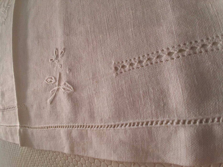 Caminho de mesa em linho, bordado, 84x29cm (Portes incluídos)