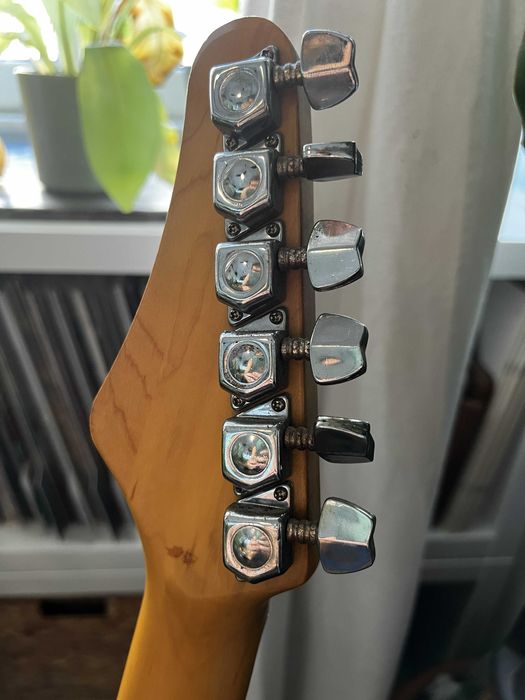 Guitarra elétrica Washburn Lyon Series preta - OPORTUNIDADE