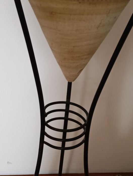 Suporte com vaso/ cachepot em forma de cone