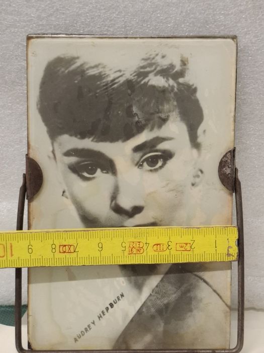 Audrey Hepburn lusterko stołowe prl