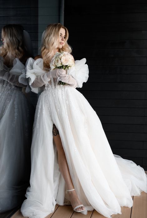 Весільна сукня. Рукавички та фата йду у комплекті.