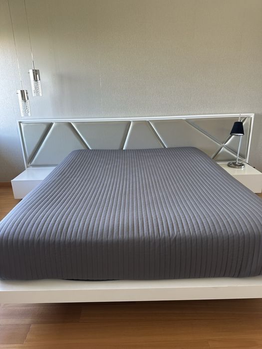 CAMA DE CASAL , lacada, cabeceira 2,80x0,85 c/ colchao anatomico de 1,95x1,50 e GAVETAO de 3 modulos , 2-1,20x0,50 e 1-1,70x0,50,tudo lacado a branco.