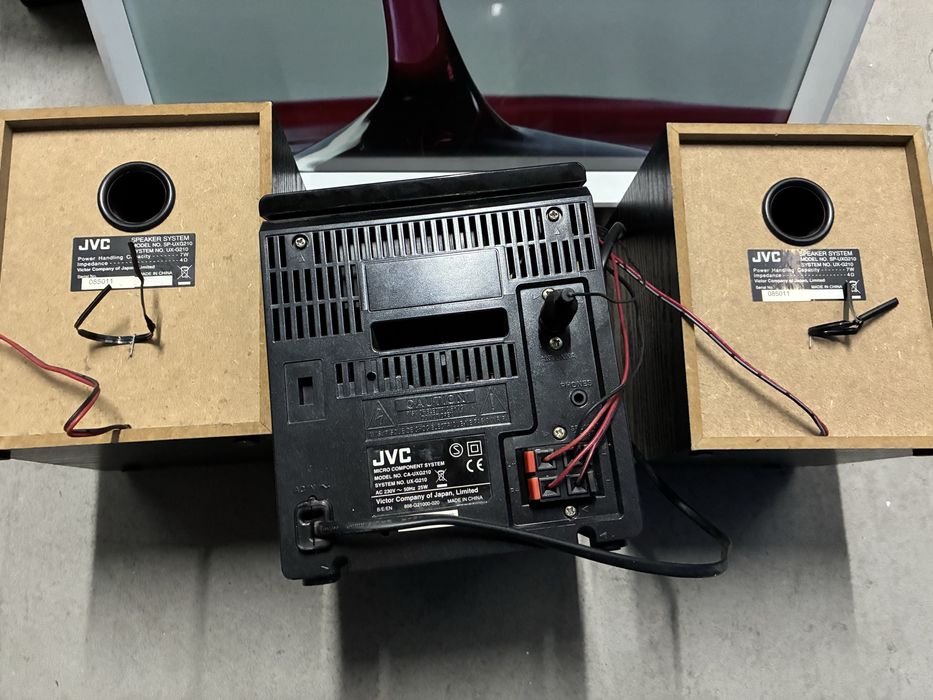 Aparelhagem JVC com duas colunas