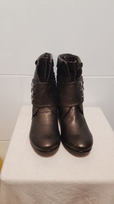 Buty  jesienno-wiosenne rozmiar 39,,You And Me" na małym obcasie.