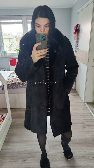 Piękny nietuzinkowy płaszcz z futrem