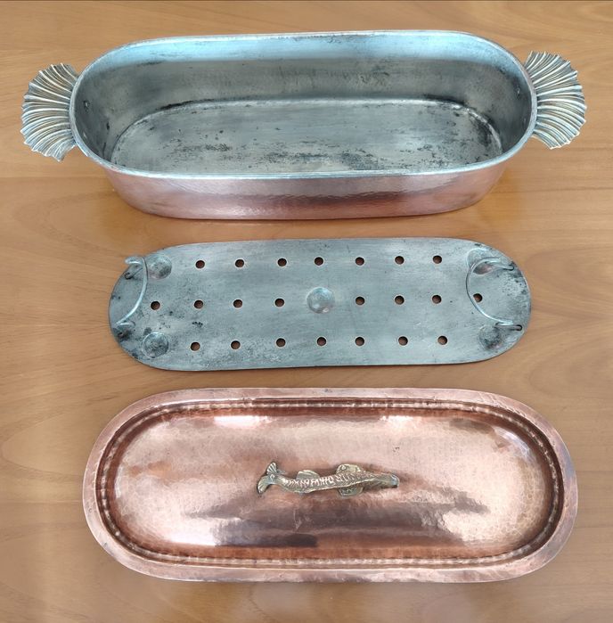 Peixeira grande e média antigas em cobre