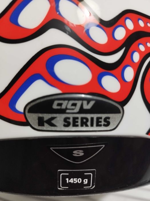 Casaco motard mulher em pele alpinestars, botas e capacete.