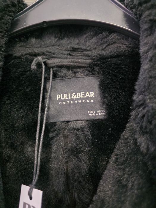 Czarna krótka nowa kurtka ocieplana Pull&Bear S