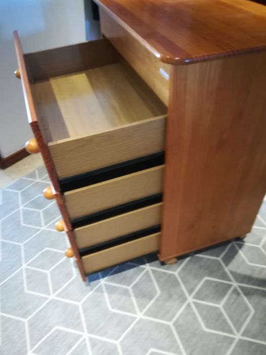 Cómoda em madeira clara de alta qualidade