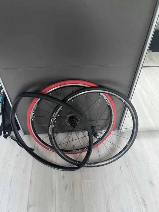 Rower szosowy TREK Carbon wraz z zapasowymi kołami