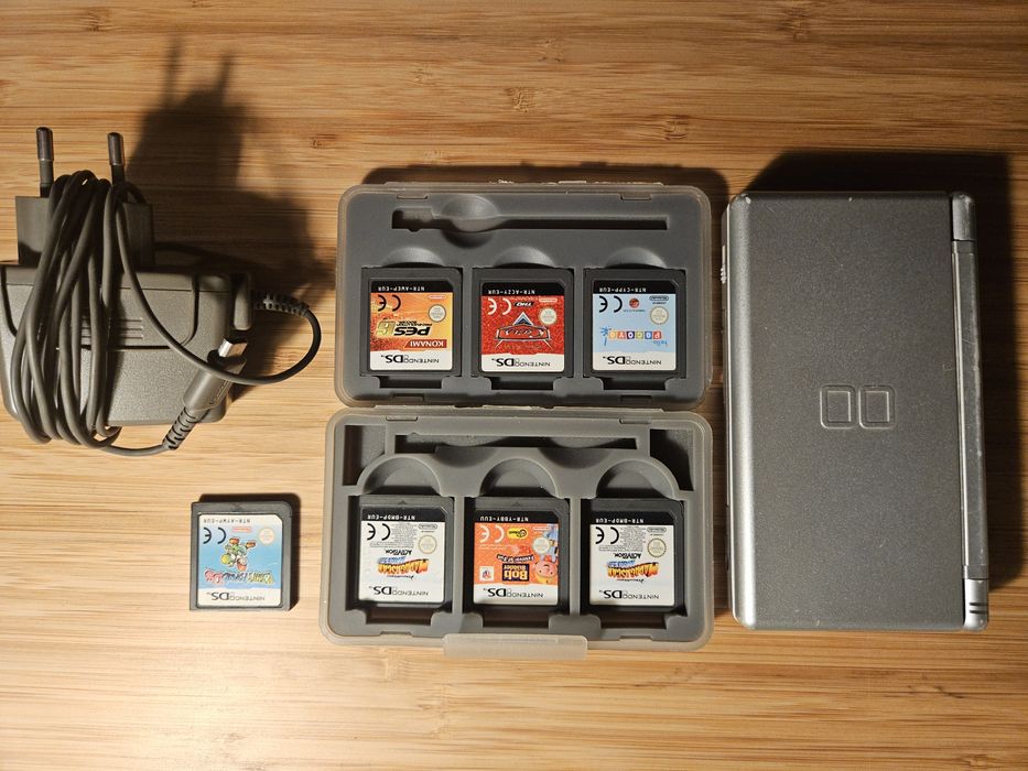 Nintendo DS Lite Cinzenta com 2 Jogos à Escolha