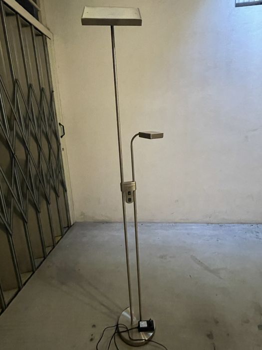 Candeeiro de pé duplo LED