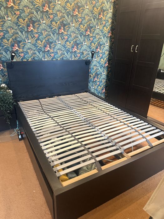 Cama Ikea Preta com gavetas e luminarias