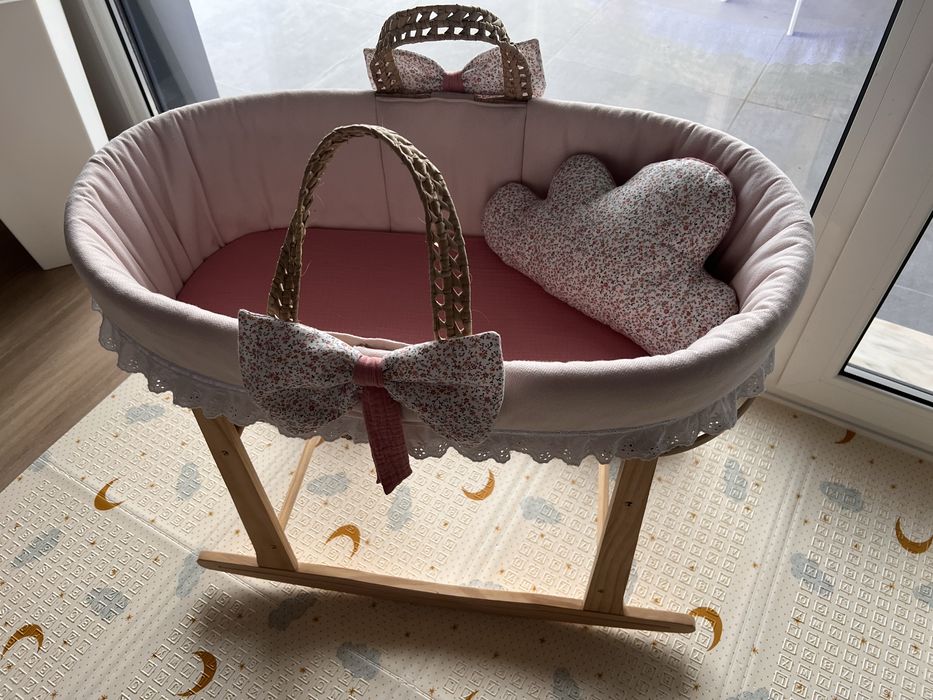 Alcofa e suporte com baloiço