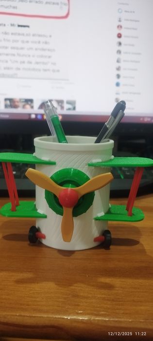 Avião copo de canetas