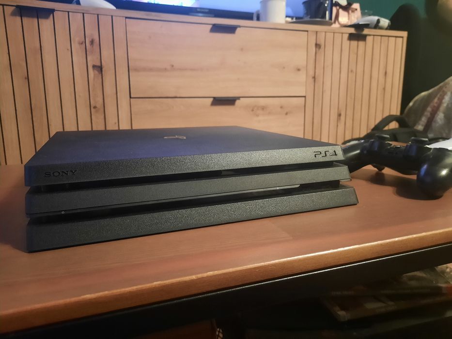 Konsola PlayStation 4 pro 1tb + 2 pady Dualshock