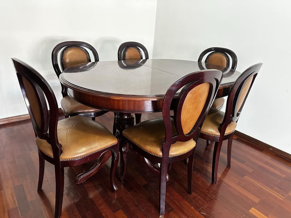 Vendo mesa com cadeiras