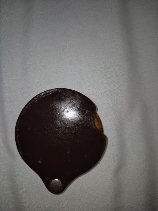 Elegante lupa de bolso antiga, dobrável, com capa protetora em pele legítima (cabedal)