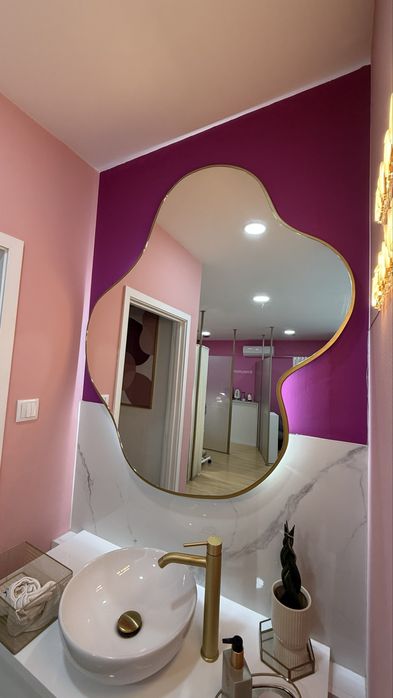 Espelho formato organico com base metal dourada