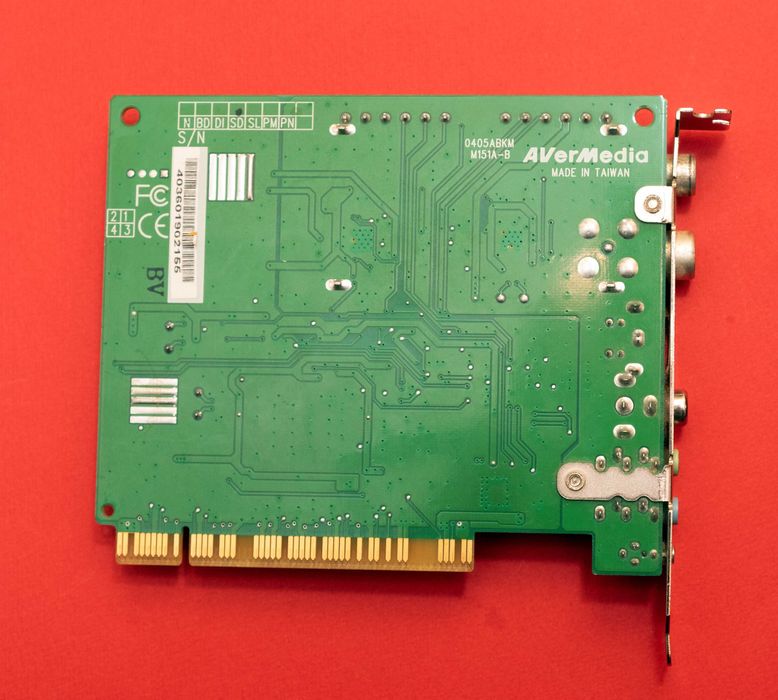 TV тюнер AverMedia 305 с возможностью захвата аналогового видео